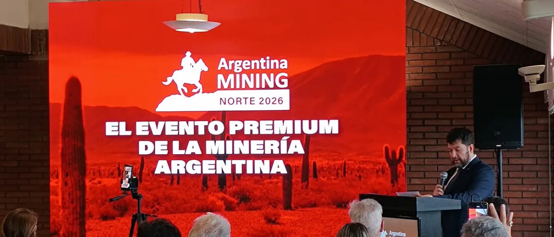 Presentación oficial de Argentina Mining Norte 2026 con un expositor frente a la pantalla del evento premium de la minería argentina.