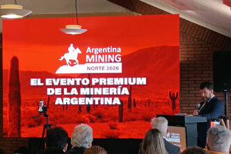 Presentación oficial de Argentina Mining Norte 2026 con un expositor frente a la pantalla del evento premium de la minería argentina.