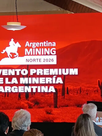 Presentación oficial de Argentina Mining Norte 2026 con un expositor frente a la pantalla del evento premium de la minería argentina.