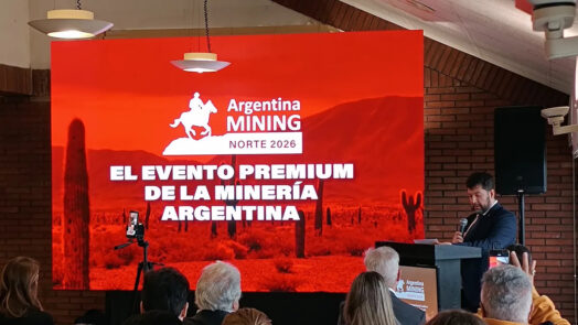 Presentación oficial de Argentina Mining Norte 2026 con un expositor frente a la pantalla del evento premium de la minería argentina.