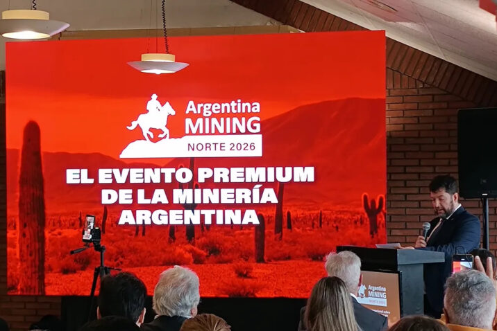 Presentación oficial de Argentina Mining Norte 2026 con un expositor frente a la pantalla del evento premium de la minería argentina.