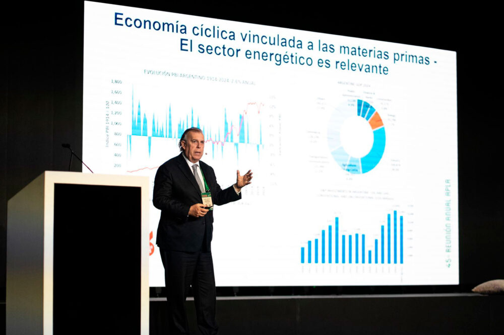 Expositor presenta gráficos sobre energía, materias primas y economía argentina en un encuentro de APLA, temas que integran la agenda de la 46 APLA Anual.