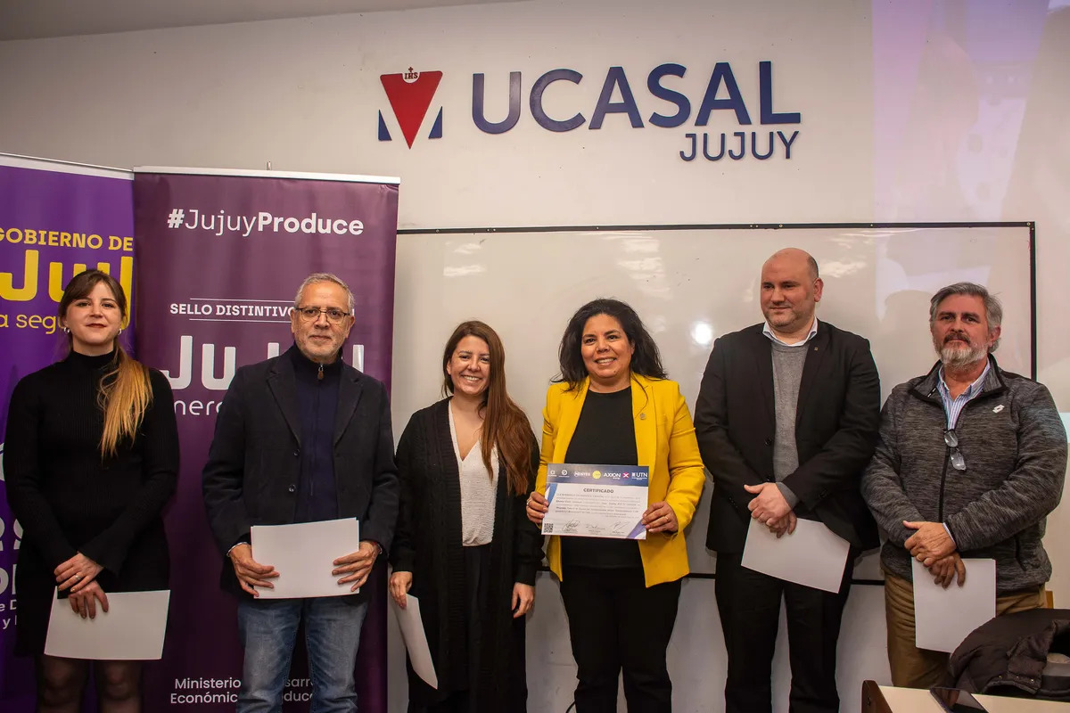 Entrega de certificados de Mentes Transformadoras LAB en UCASAL Jujuy, con participantes y representantes vinculados al desarrollo productivo y la industria del litio.