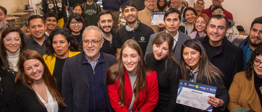 Grupo de participantes de Mentes Transformadoras LAB con certificados al cierre de una jornada de formación vinculada a la industria del litio en Jujuy.