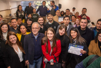 Grupo de participantes de Mentes Transformadoras LAB con certificados al cierre de una jornada de formación vinculada a la industria del litio en Jujuy.