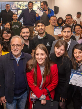 Grupo de participantes de Mentes Transformadoras LAB con certificados al cierre de una jornada de formación vinculada a la industria del litio en Jujuy.