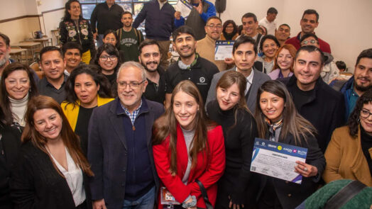 Grupo de participantes de Mentes Transformadoras LAB con certificados al cierre de una jornada de formación vinculada a la industria del litio en Jujuy.