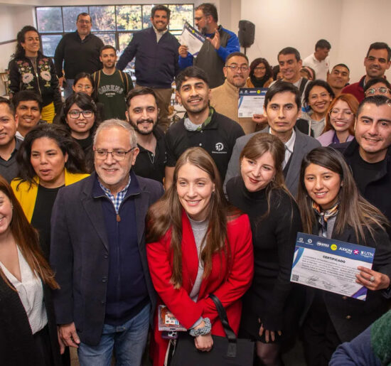 Grupo de participantes de Mentes Transformadoras LAB con certificados al cierre de una jornada de formación vinculada a la industria del litio en Jujuy.
