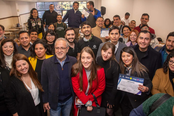 Grupo de participantes de Mentes Transformadoras LAB con certificados al cierre de una jornada de formación vinculada a la industria del litio en Jujuy.