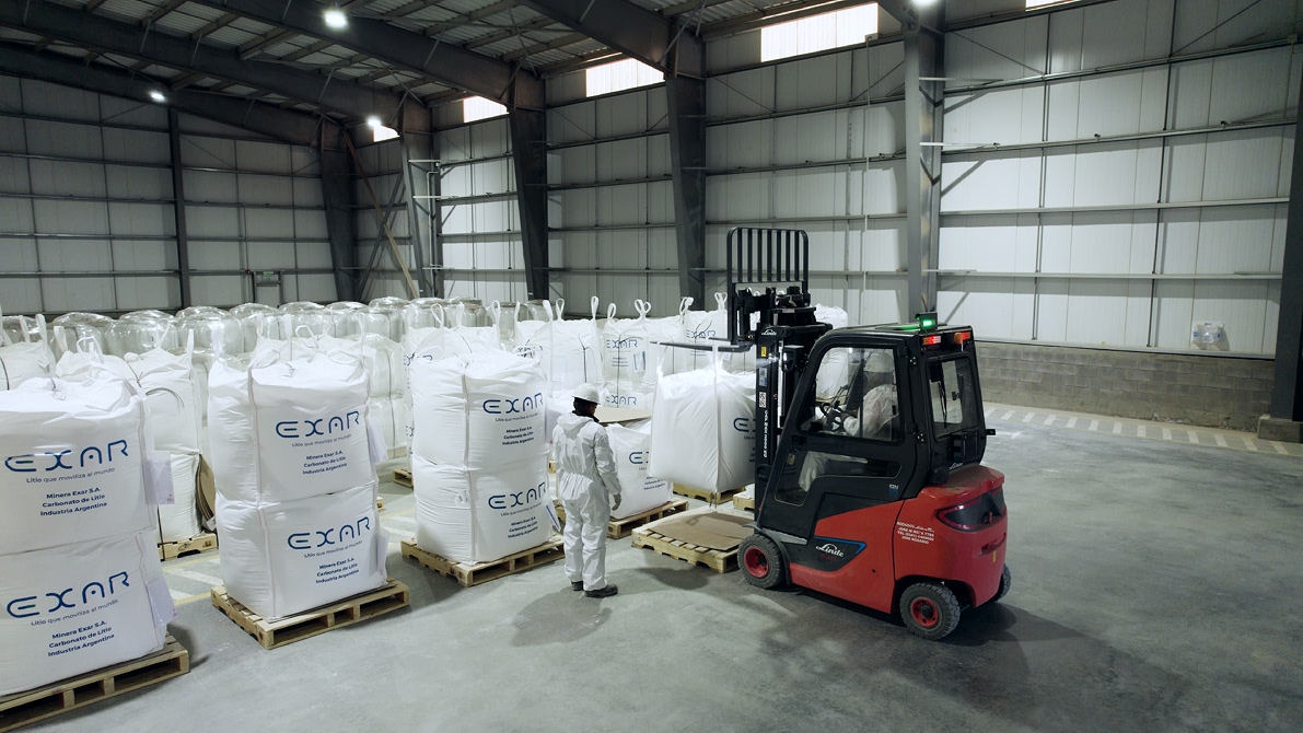 Depósito de EXAR con grandes bolsas de carbonato de litio grado batería, producto cuya producción puede expresarse directamente en toneladas de LCE.