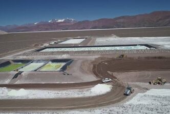 Vista aérea de obras e infraestructura del Proyecto Tres Quebradas, con caminos internos, piletas y áreas de construcción vinculadas al desarrollo de litio en Catamarca.