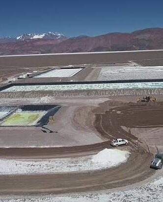 Vista aérea de obras e infraestructura del Proyecto Tres Quebradas, con caminos internos, piletas y áreas de construcción vinculadas al desarrollo de litio en Catamarca.