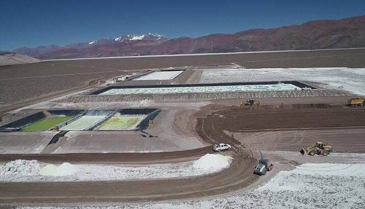 Vista aérea de obras e infraestructura del Proyecto Tres Quebradas, con caminos internos, piletas y áreas de construcción vinculadas al desarrollo de litio en Catamarca.