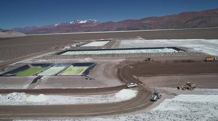 Vista aérea de obras e infraestructura del Proyecto Tres Quebradas, con caminos internos, piletas y áreas de construcción vinculadas al desarrollo de litio en Catamarca.