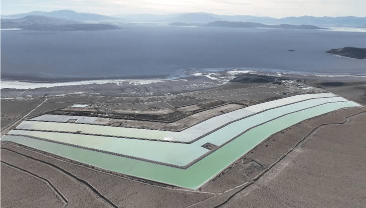 Vista aérea de grandes piletas verdes del Proyecto Hombre Muerto Oeste, una operación de litio diseñada para el procesamiento de salmueras a escala industrial.