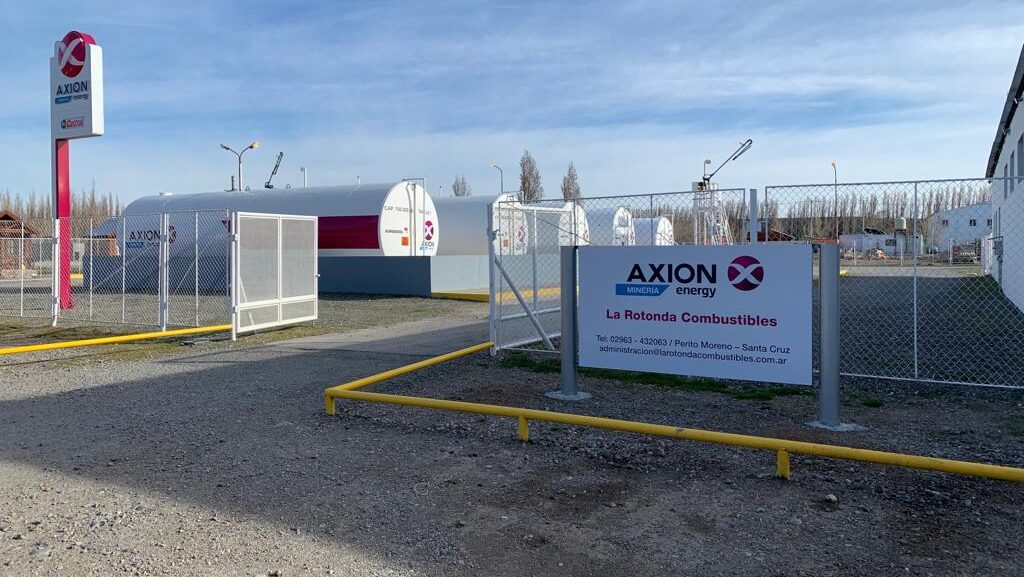 Instalación de AXION Energy Minería con tanques de almacenamiento en Perito Moreno, Santa Cruz, destinada al abastecimiento de combustibles para minería.