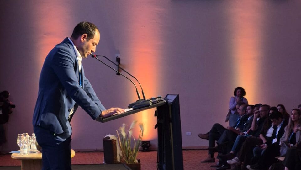 Federico Russo expone ante el público de Argentina Mining 2026 durante la jornada inaugural realizada en Salta.