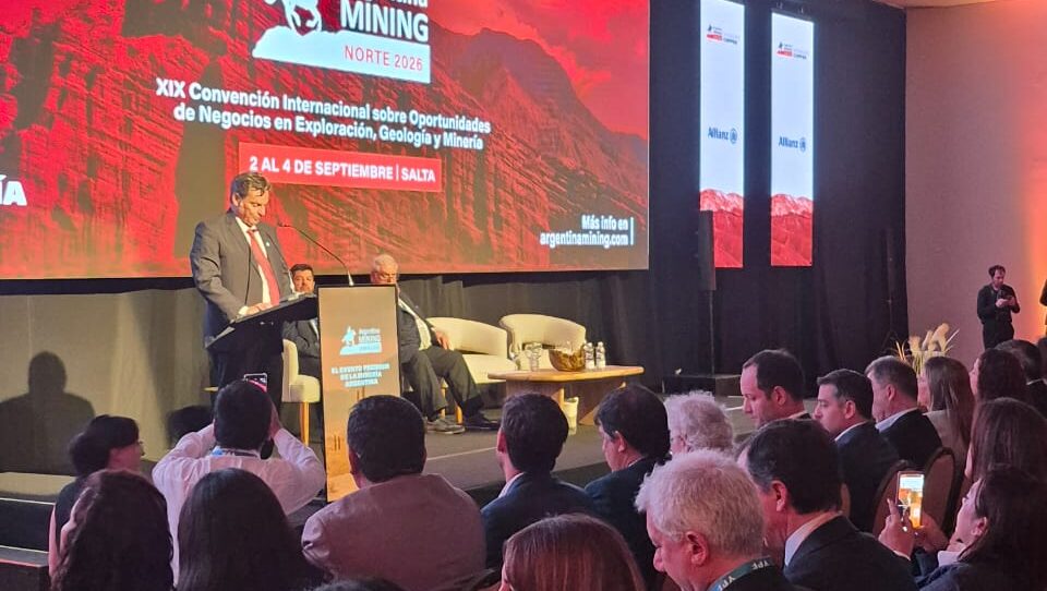Lupión brinda un discurso ante empresarios y referentes del sector durante Argentina Mining 2026 en Salta.