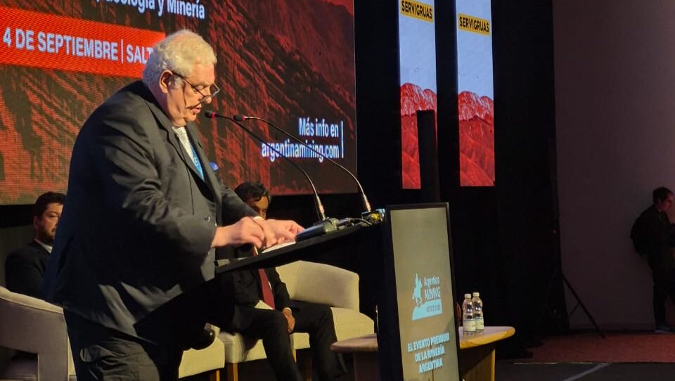 Thiem habla desde el escenario durante la apertura de Argentina Mining 2026, con la identidad visual del encuentro minero de fondo.