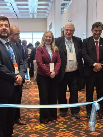 Autoridades y representantes del sector minero frente a la cinta inaugural de Argentina Mining 2026 en el Centro de Convenciones de Salta.