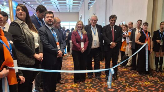 Autoridades y representantes del sector minero frente a la cinta inaugural de Argentina Mining 2026 en el Centro de Convenciones de Salta.
