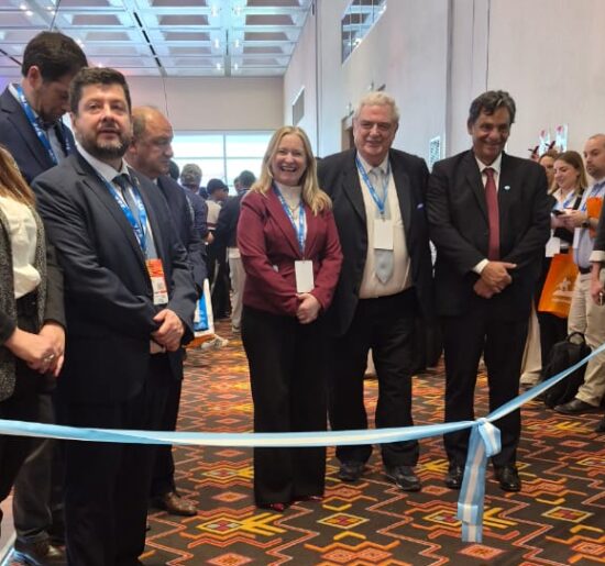 Autoridades y representantes del sector minero frente a la cinta inaugural de Argentina Mining 2026 en el Centro de Convenciones de Salta.