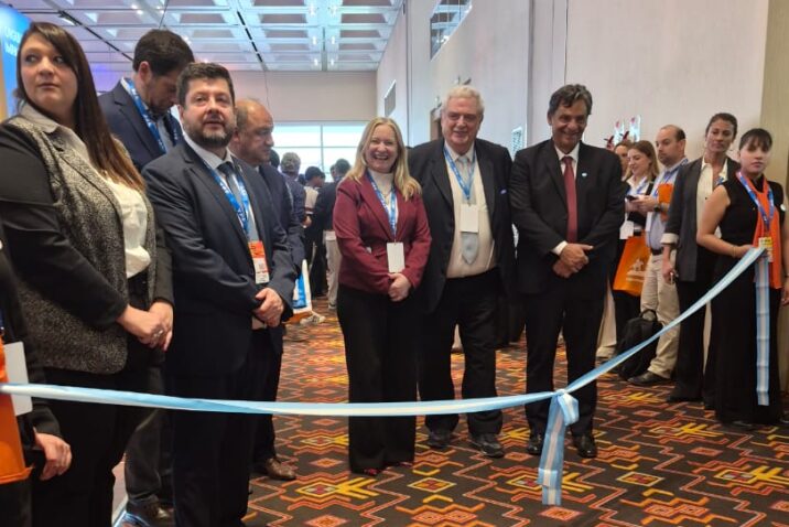 Autoridades y representantes del sector minero frente a la cinta inaugural de Argentina Mining 2026 en el Centro de Convenciones de Salta.