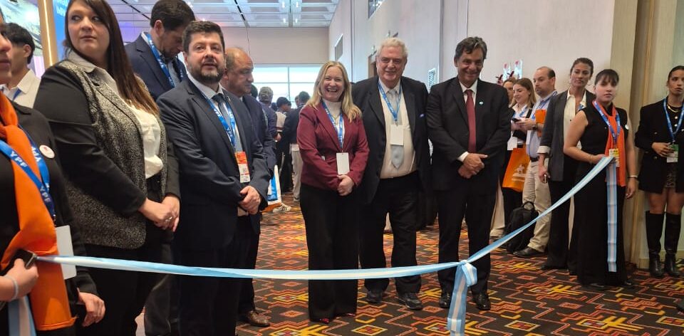 Autoridades y representantes del sector minero frente a la cinta inaugural de Argentina Mining 2026 en el Centro de Convenciones de Salta.
