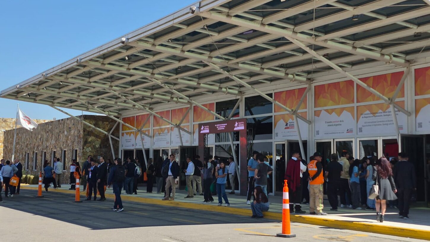 Exterior del Centro de Convenciones de Salta con asistentes ingresando a Argentina Mining 2026 durante la jornada inaugural.