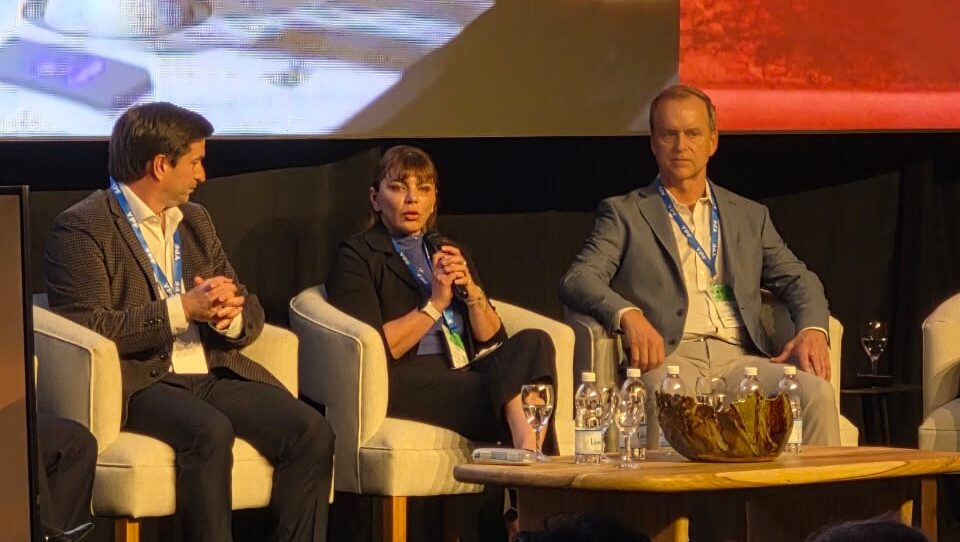 Carolina Carmona, responsable senior de Normas Ambientales y Sociales de First Quantum Minerals, expone sobre Taca Taca durante Argentina Mining 2026 en Salta.