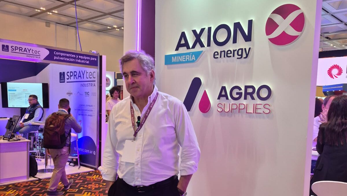 Representante de AXION Energy en el stand de la compañía durante Argentina Mining 2026, donde presentó su oferta de combustibles para minería.