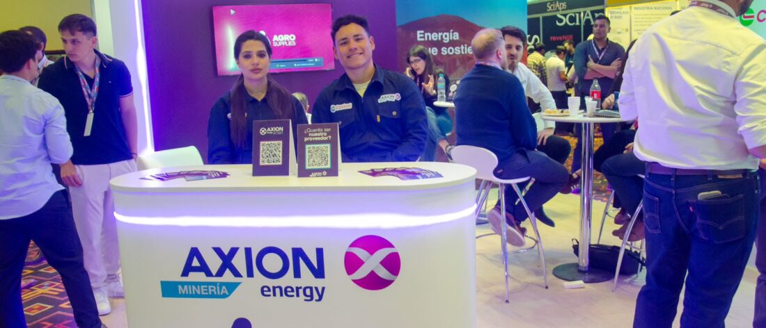 Vocero de AXION Energy frente al espacio de Minería de la compañía durante Argentina Mining 2026, donde abordó la demanda de combustibles para minería.