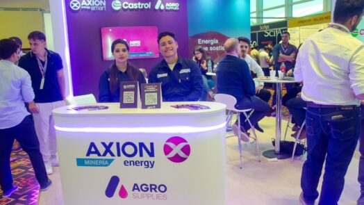 Vocero de AXION Energy frente al espacio de Minería de la compañía durante Argentina Mining 2026, donde abordó la demanda de combustibles para minería.