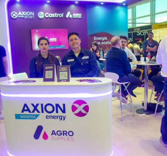 Vocero de AXION Energy frente al espacio de Minería de la compañía durante Argentina Mining 2026, donde abordó la demanda de combustibles para minería.