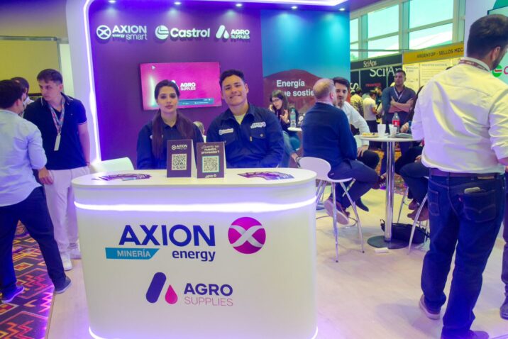 Vocero de AXION Energy frente al espacio de Minería de la compañía durante Argentina Mining 2026, donde abordó la demanda de combustibles para minería.