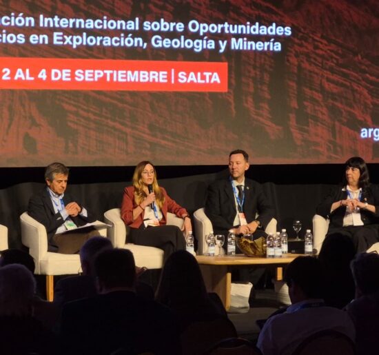 Representantes de Salta, Jujuy y Catamarca participan de la Mesa del Litio en Argentina Mining 2026, en el Centro de Convenciones de Salta.