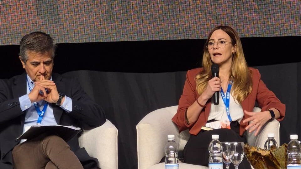 Fernanda Ávila, secretaria ejecutiva de la Mesa del Litio, expone durante Argentina Mining 2026 junto a otro integrante del panel.