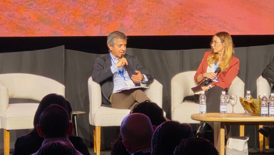 Gustavo Carrizo, secretario de Minería de Salta, interviene en la Mesa del Litio durante Argentina Mining 2026 ante el público del encuentro.