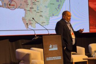 Expositor frente a un mapa de Salta que señala la ubicación de Mina Lindero en el oeste de la provincia, durante Argentina Mining 2026.