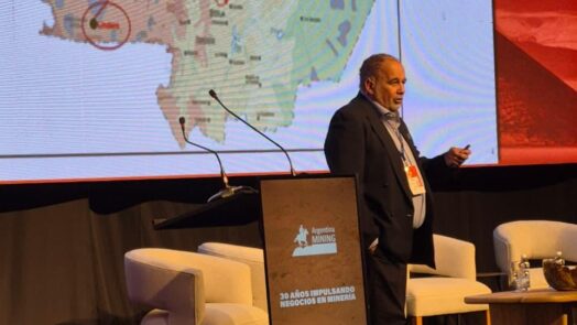 Expositor frente a un mapa de Salta que señala la ubicación de Mina Lindero en el oeste de la provincia, durante Argentina Mining 2026.