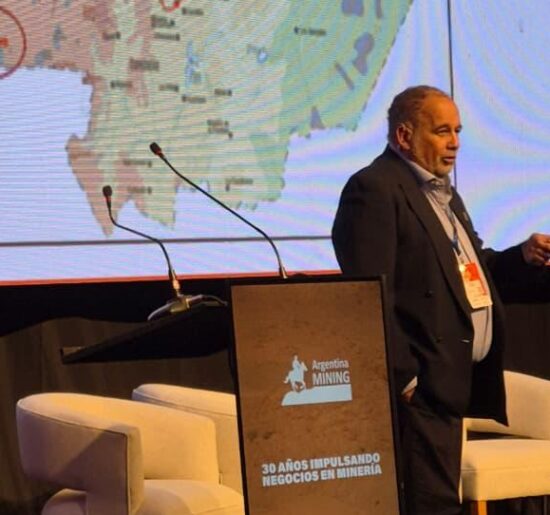 Expositor frente a un mapa de Salta que señala la ubicación de Mina Lindero en el oeste de la provincia, durante Argentina Mining 2026.