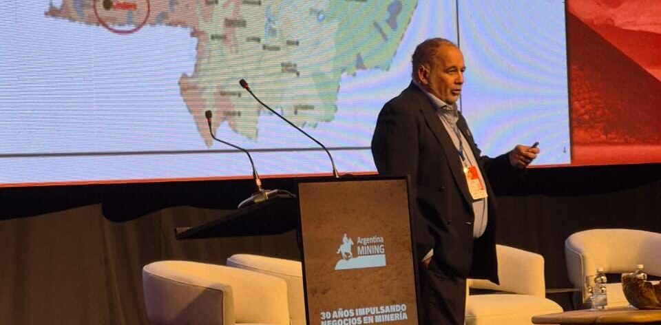 Expositor frente a un mapa de Salta que señala la ubicación de Mina Lindero en el oeste de la provincia, durante Argentina Mining 2026.