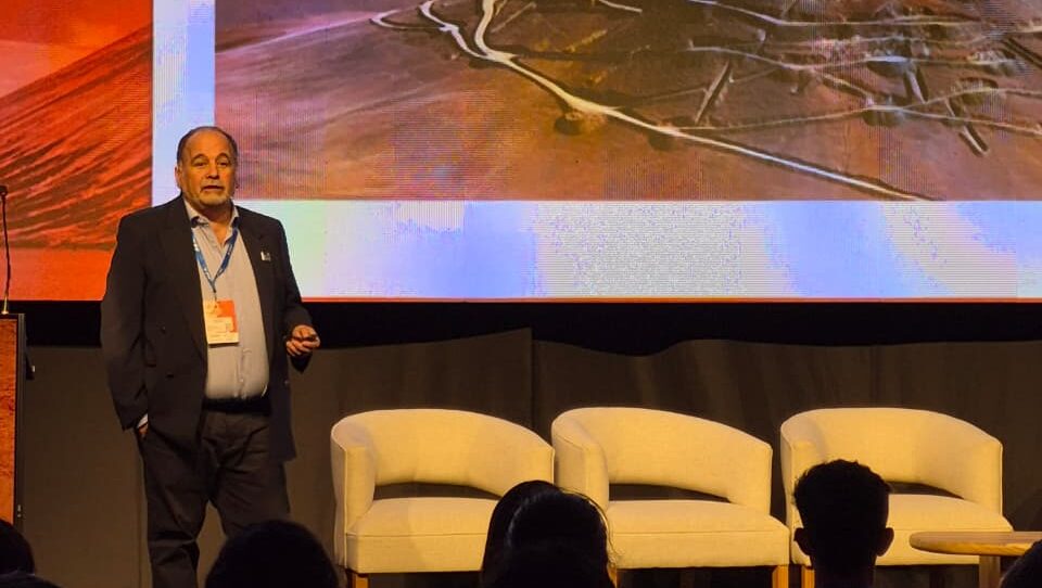 Expositor frente a una presentación con una vista de Mina Lindero en 2017 durante Argentina Mining 2026.