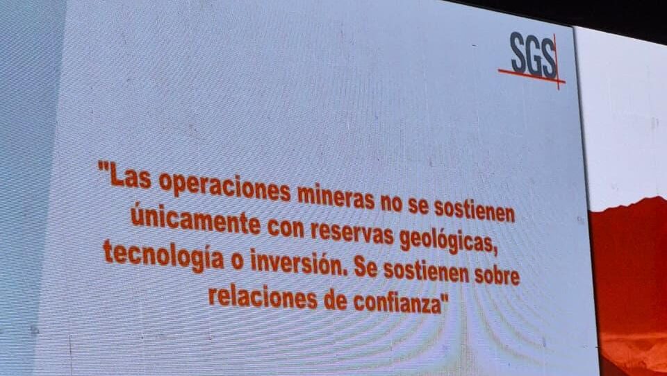 Pantalla de la presentación de SGS en Argentina Mining 2026 con una reflexión sobre relaciones de confianza y prevención de conflictos sociales en minería.