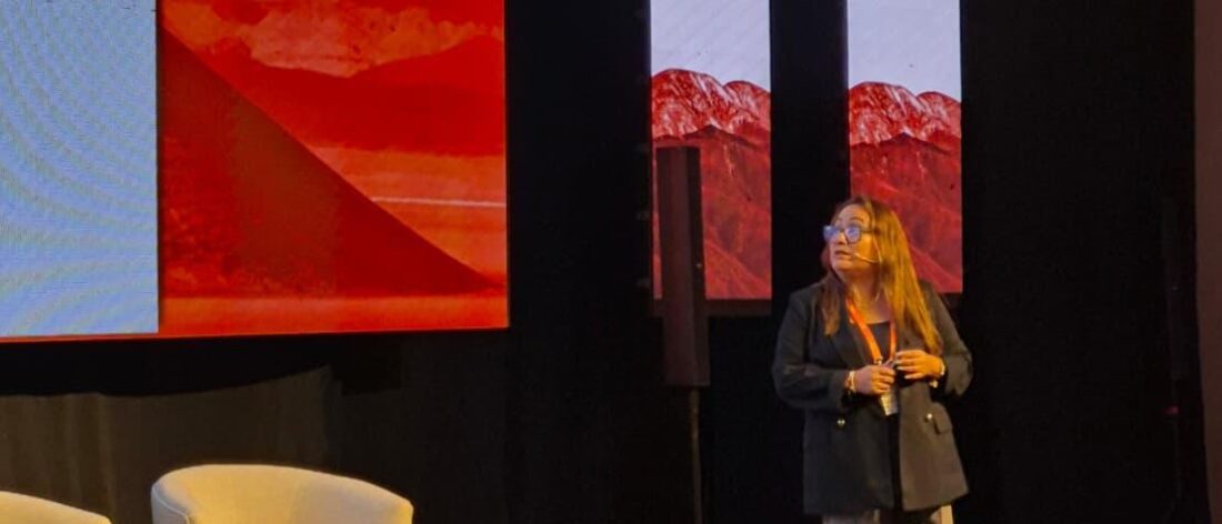 Katia Valverde Guillén expone en Argentina Mining 2026 sobre prevención de conflictos sociales en minería y comunicación con las comunidades.