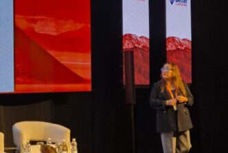 Katia Valverde Guillén expone en Argentina Mining 2026 sobre prevención de conflictos sociales en minería y comunicación con las comunidades.