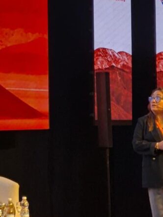 Katia Valverde Guillén expone en Argentina Mining 2026 sobre prevención de conflictos sociales en minería y comunicación con las comunidades.