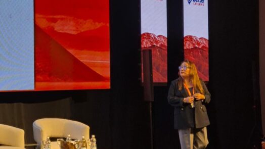 Katia Valverde Guillén expone en Argentina Mining 2026 sobre prevención de conflictos sociales en minería y comunicación con las comunidades.