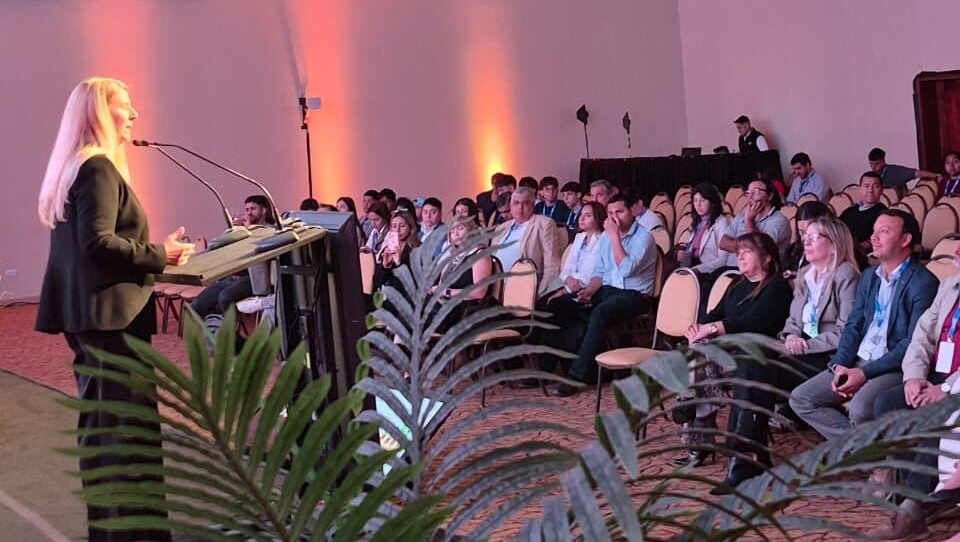 Una expositora habla ante el público en Argentina Mining 2026 durante una presentación sobre exploración minera en Salta y Jujuy.