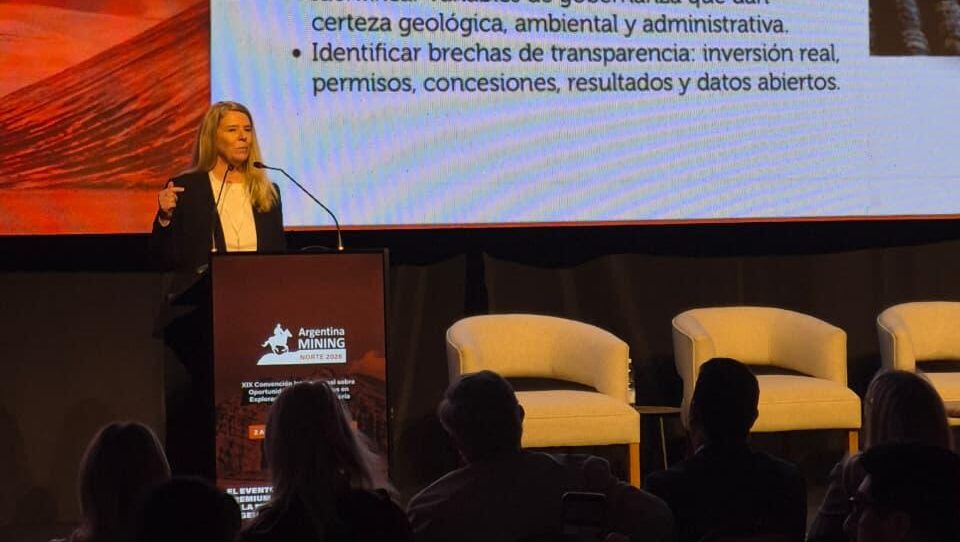 Una expositora presenta una diapositiva con los objetivos de un estudio sobre exploración minera en Salta y Jujuy durante Argentina Mining 2026.
